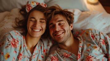 ai genererad en Lycklig par i matchande pyjamas skrattar medan liggande i säng foto