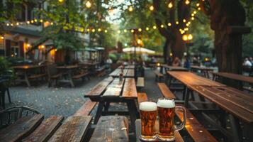 ai genererad en livlig öl trädgård, med lång trä- tabeller och steins av öl klirr tillsammans i firande foto