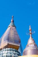 de massiv aluminiumklädd buddist stupa. foto