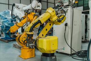 industriell robot ärm lagring, produkt distribution robot begrepp, begrepp av artificiell intelligens för de industriell rotation, och automatisering tillverkning bearbeta. foto