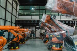 industriell robot ärm lagring, produkt distribution robot begrepp, begrepp av artificiell intelligens för de industriell rotation, och automatisering tillverkning bearbeta. foto