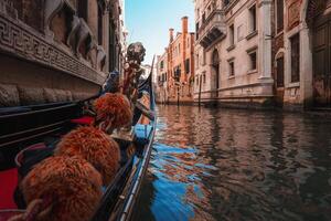 ikoniska gondol navigerande genom Venedig kanal - sommar samling foto