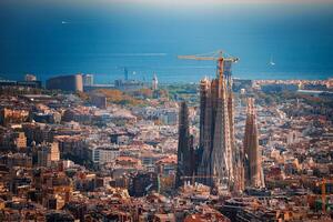 expansiv panorama- se av sagrada familj, barcelona horisont i Spanien foto