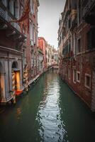 lugn smal kanal i Venedig, Italien med charmig arkitektur och lugn atmosfär foto