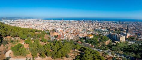 antenn se av barcelona stad horisont på solnedgång. foto