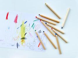 färgad pennor på de bakgrund av childs teckning. topp se. foto