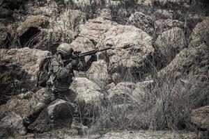 soldater från specialstyrkor på krig i öknen, thailändskt folk, armésoldat patrullerade frontlinjen foto