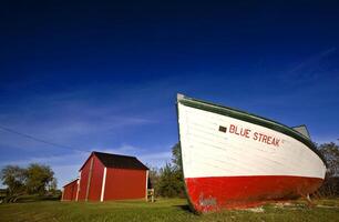 gammal väderbiten fiskebåt på hecla ön manitoba foto