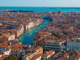 antenn se av Venedig nära helgon märkes fyrkant, rialto bro och smal kanaler. foto