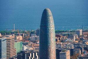 torre härligheter modern skyskrapa mot barcelona horisont på skymning foto