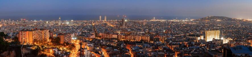 barcelonas urban nights en se av stad lampor och de skymning horisont. foto