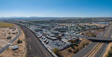 antenn se av modern öken- stad i USA med motorvägar, kommersiell zoner, och berg bakgrund foto