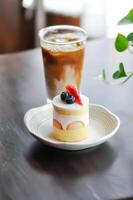 jordgubb shortcake eller jordgubb kaka med jordgubb och blåbär garnering och iced kaffe foto