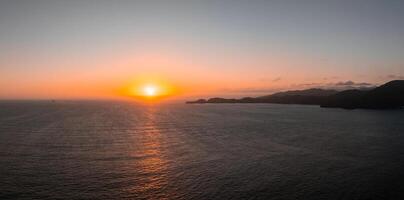 ljus solnedgång med stor gul Sol under de pacific hav. foto