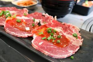 rå nötkött , skivad nötkött eller nötkött för laga mat och koreanska sallad foto