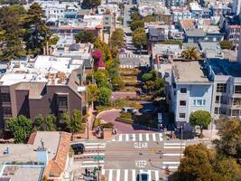 panorama- se av antenn Lombard gata, ett öst väst gata i san francisco, Kalifornien. foto