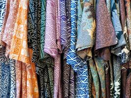 färgrik batik mönster skjorta tyg foto