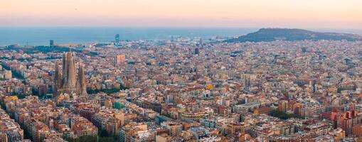 antenn se av barcelona stad horisont och sagrada familia katedral på solnedgång foto