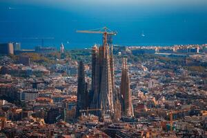 expansiv panorama- se av sagrada familia och de barcelona horisont, Spanien foto