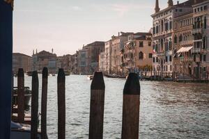 lugn se av stor kanal i Venedig, Italien med lugna vattnen och lugn atmosfär foto