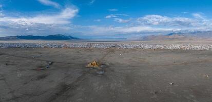 antenn se av de brinnande man festival i nevada öken. svart sten stad från ovan. foto