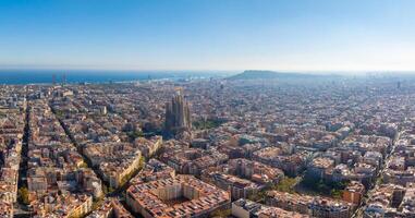 antenn se av barcelona stad horisont och sagrada familia katedral på solnedgång foto