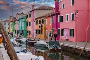 färgrik traditionell hus på burano ö, Venedig, Italien - ikoniska venetian arkitektur foto