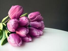 rosa tulpaner blommor bukett på tabell. väntar för vår. Lycklig påsk, mors dag. foto