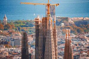 sagrada familjens spiror utsikt barcelonas stadsbild på solnedgång foto