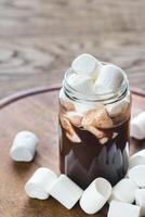 glas burk av varm choklad med marshmallows foto
