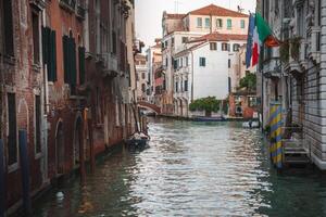 naturskön smal kanal i Venedig, Italien med traditionell venetian arkitektur och lugn atmosfär foto