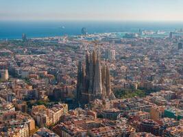 antenn se av barcelona stad horisont och sagrada familia katedral på solnedgång foto