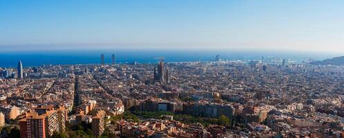 panorama- se av barcelona med sagrada familia och medelhavs hav foto
