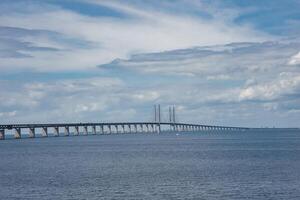 ljus, klar dag på de öresund bro länkning köpenhamn med malmo foto