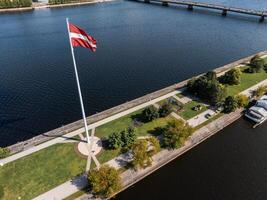 panorama av riga stad med en stor lettiska flagga i förgrund foto