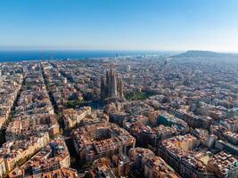 antenn se av barcelona stad horisont och sagrada familia katedral på solnedgång foto