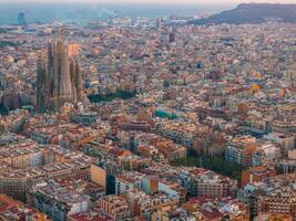 antenn se av barcelona stad horisont och sagrada familia katedral på solnedgång foto