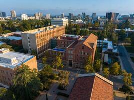 antenn se av amerikan universitet campus med traditionell och modern arkitektur på soluppgång foto