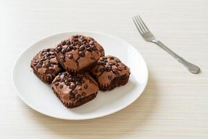 mörk choklad brownies toppad av chokladflis foto