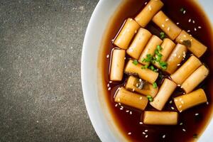 kryddig jjajang tteokbokki eller koreansk riskaka i kryddig svart bönsås foto