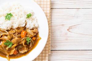 japanskt curryris med skivat fläsk, morot och lök foto