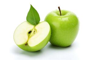 ai genererad grön äpple med blad och skiva på en vit bakgrund foto