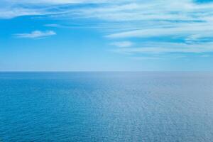 bakgrund, havsbild, blå hav och himmel till horisont foto