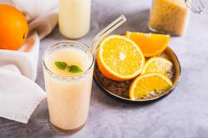 diet orange smoothie med ris mjölk i en glas på de tabell foto