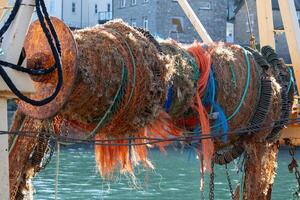 brixham, devon, Storbritannien - januari 18. se av stuvad fiske nät i brixham, devon på januari 18, 2024 foto