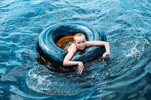 tonåring flicka simning använder sig av en simma rör foto