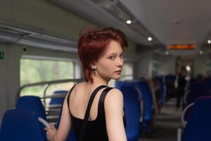 tonåring flicka i en pendlare tåg bil foto