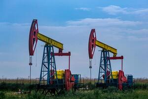 pumpjacks rörelse på ett olja väl i fält utomhus foto