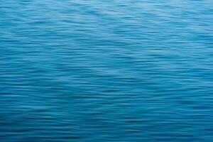 suddig blå vatten bakgrund med vågor foto