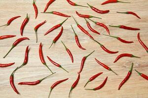 skida av röd chili paprikor lagd ut på en trä- yta för torkning foto